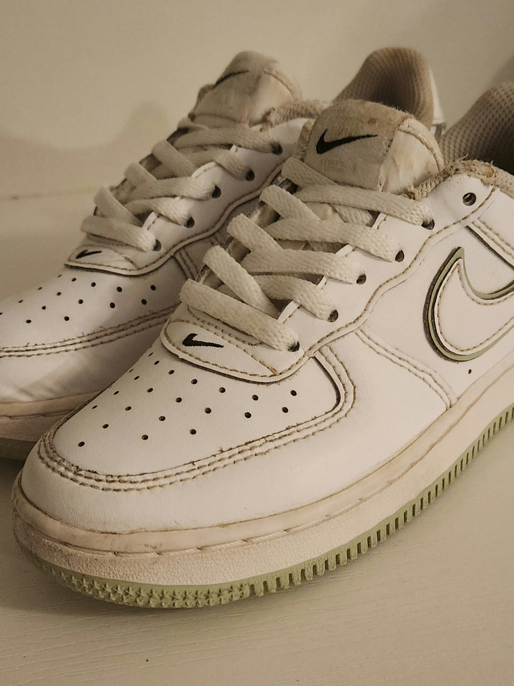Nike Air Force 1 Low Sneakers in White & Green